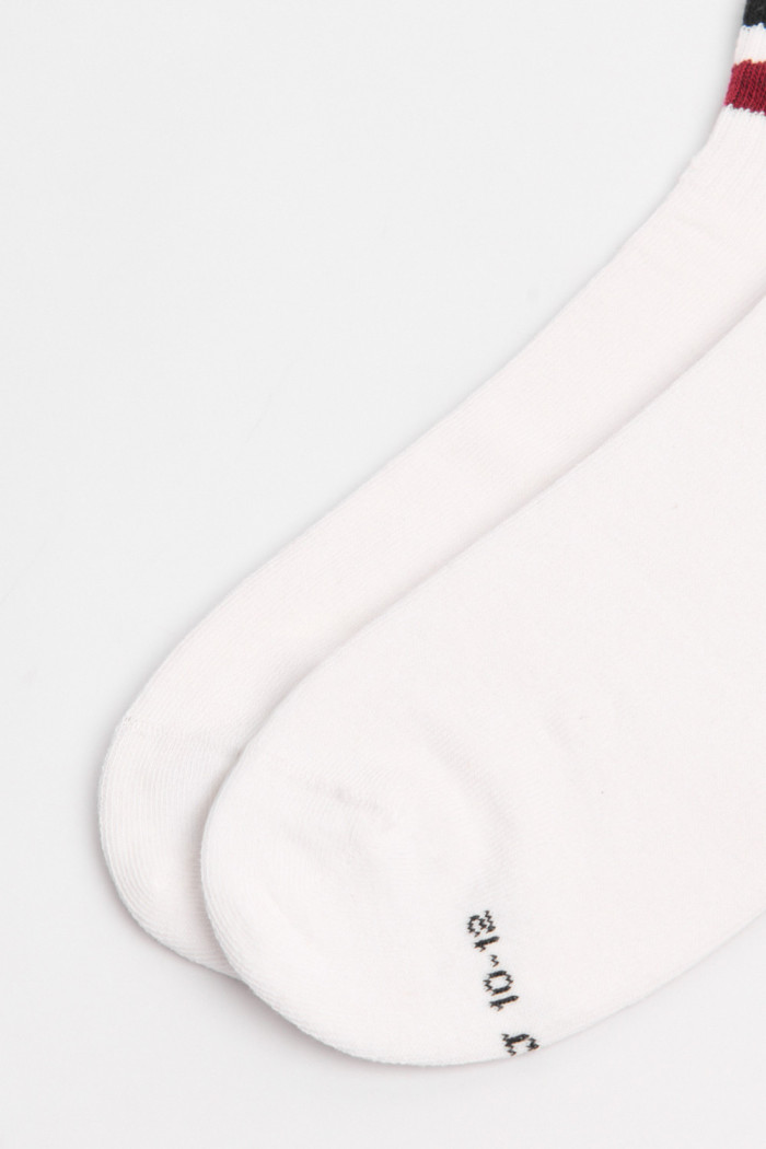 Medias unicolores cortas con rayas en contraste localizadas
