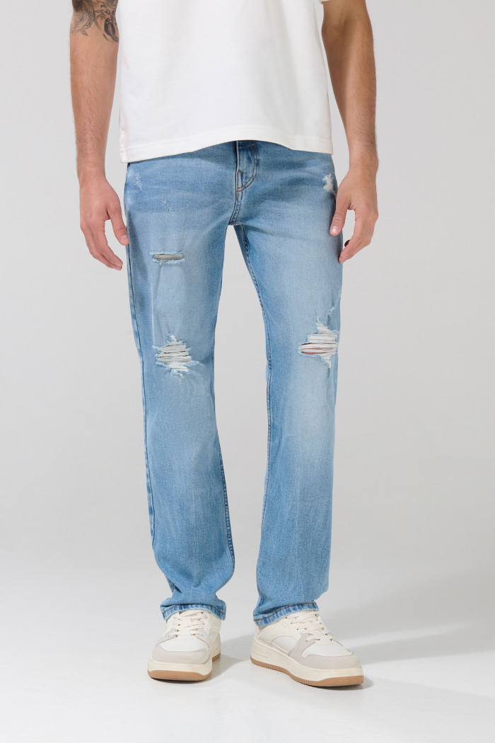 Jean straight leg azul con tiro bajo, desgastes y rotos
