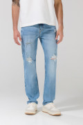 Jean straight leg azul con tiro bajo, desgastes y rotos
