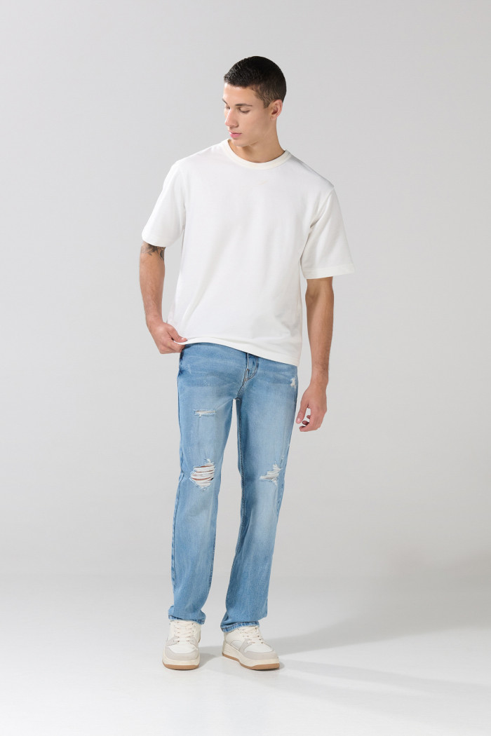 Jean straight leg azul con tiro bajo, desgastes y rotos
