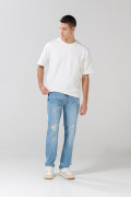 Jean straight leg azul con tiro bajo, desgastes y rotos

