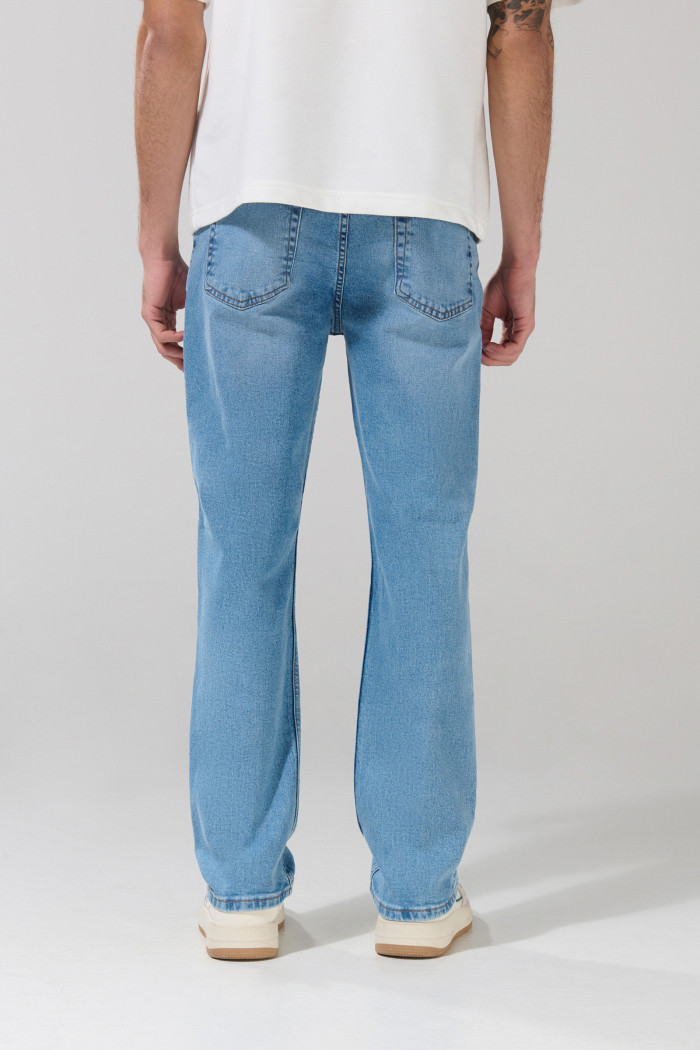 Jean straight leg azul con tiro bajo, desgastes y rotos

