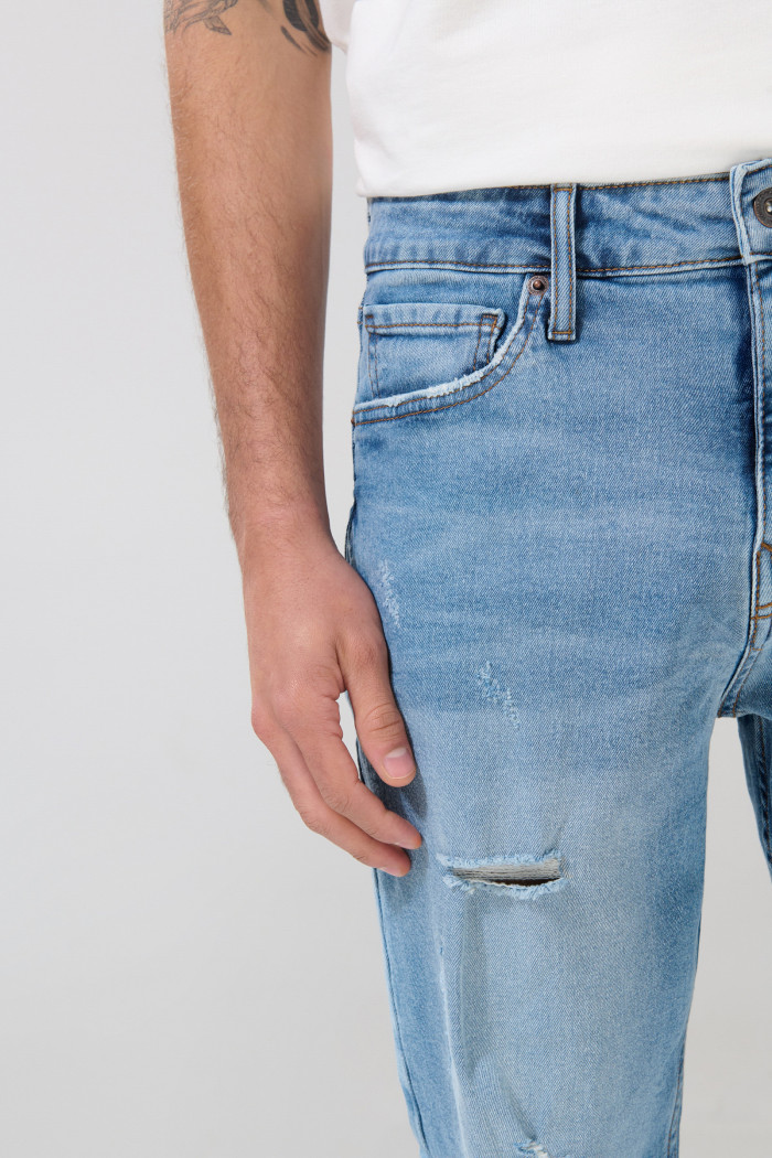 Jean straight leg azul con tiro bajo, desgastes y rotos
