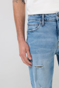 Jean straight leg azul con tiro bajo, desgastes y rotos

