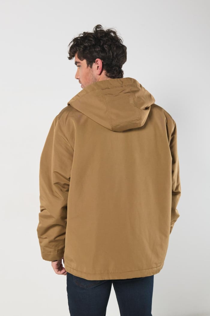 Chaqueta unicolor acolchada con capota y bolsillos de parche