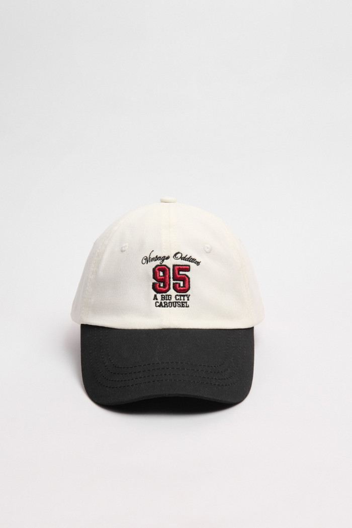 Cachucha beisbolera crema college con visera negra