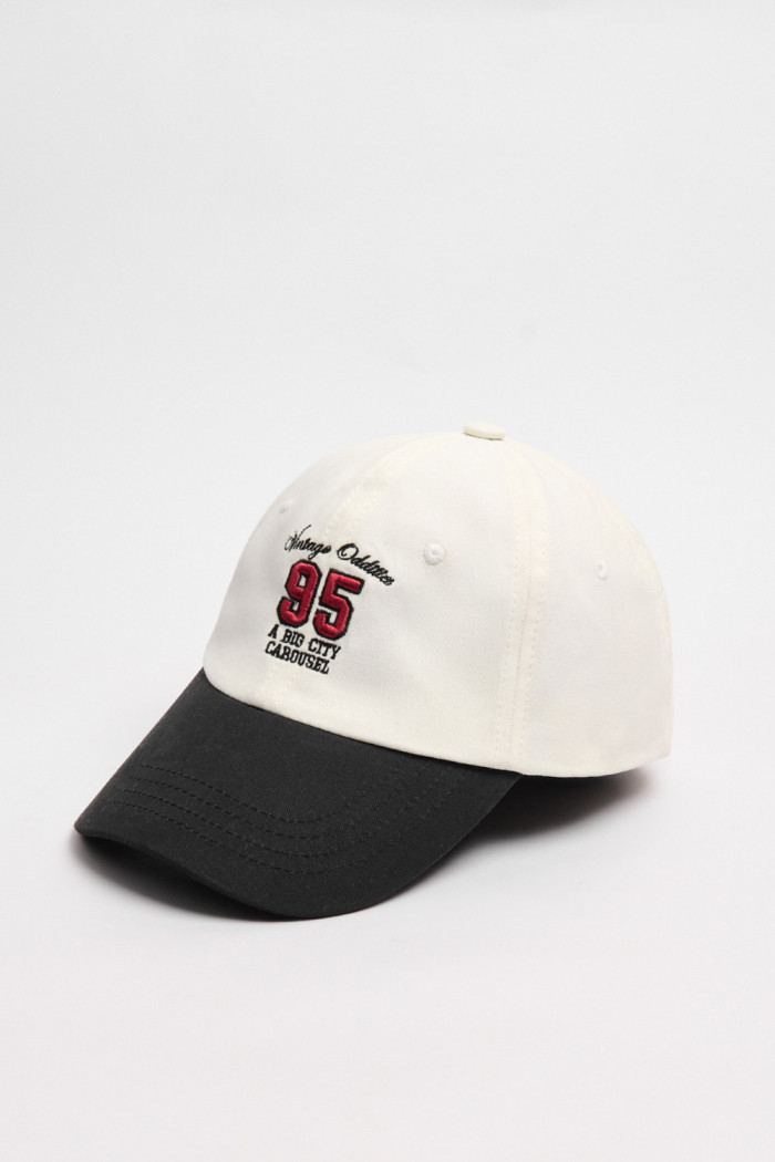 Cachucha beisbolera crema college con visera negra