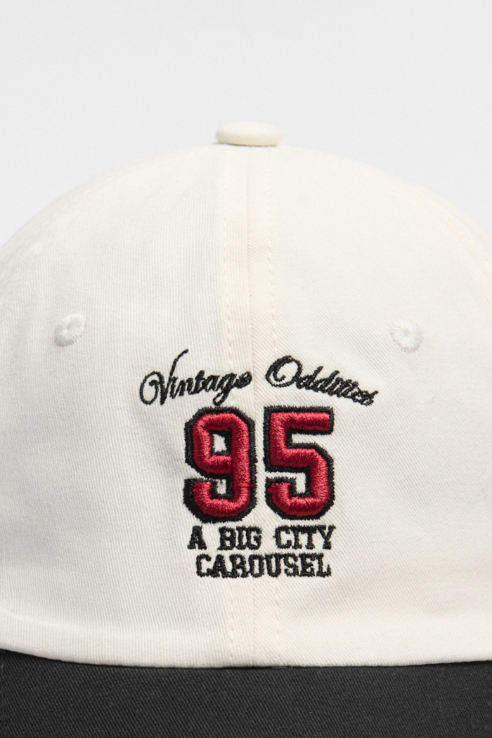 Cachucha beisbolera crema college con visera negra