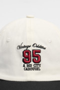Cachucha beisbolera crema college con visera negra
