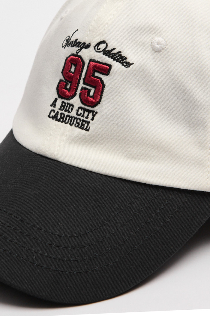 Cachucha beisbolera crema college con visera negra