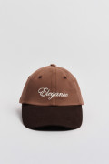 Cachucha beisbolera café con texto blanco bordado