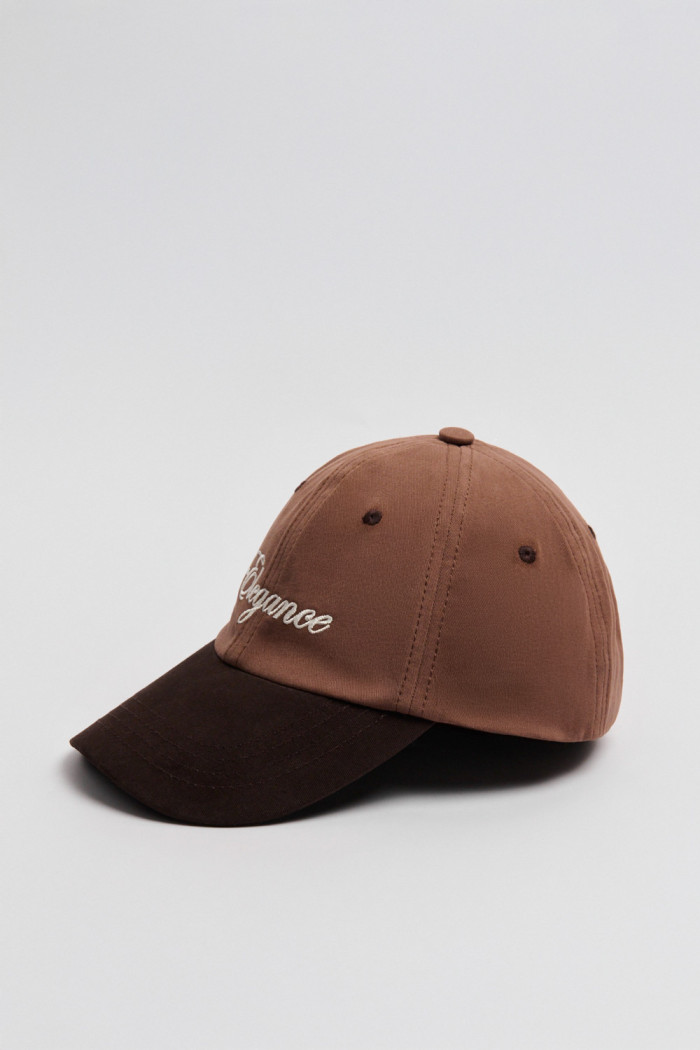 Cachucha beisbolera café con texto blanco bordado