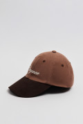 Cachucha beisbolera café con texto blanco bordado