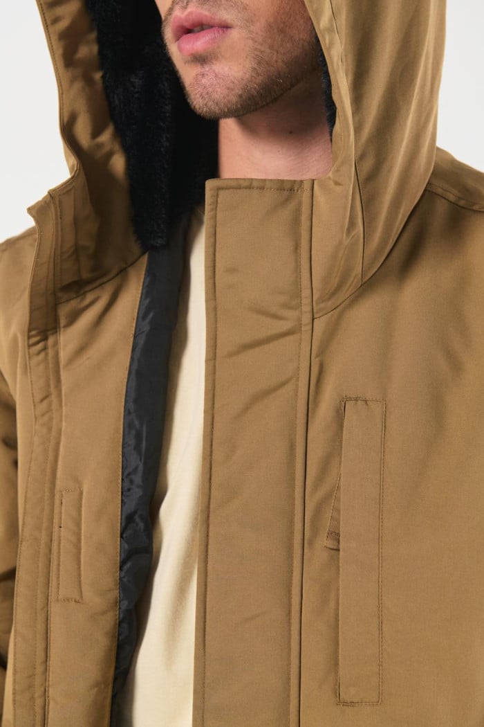 Chaqueta unicolor acolchada con capota y bolsillos de parche