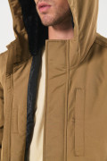 Chaqueta unicolor acolchada con capota y bolsillos de parche
