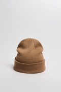 Gorro tejido unicolor con marquilla decorativa en frente