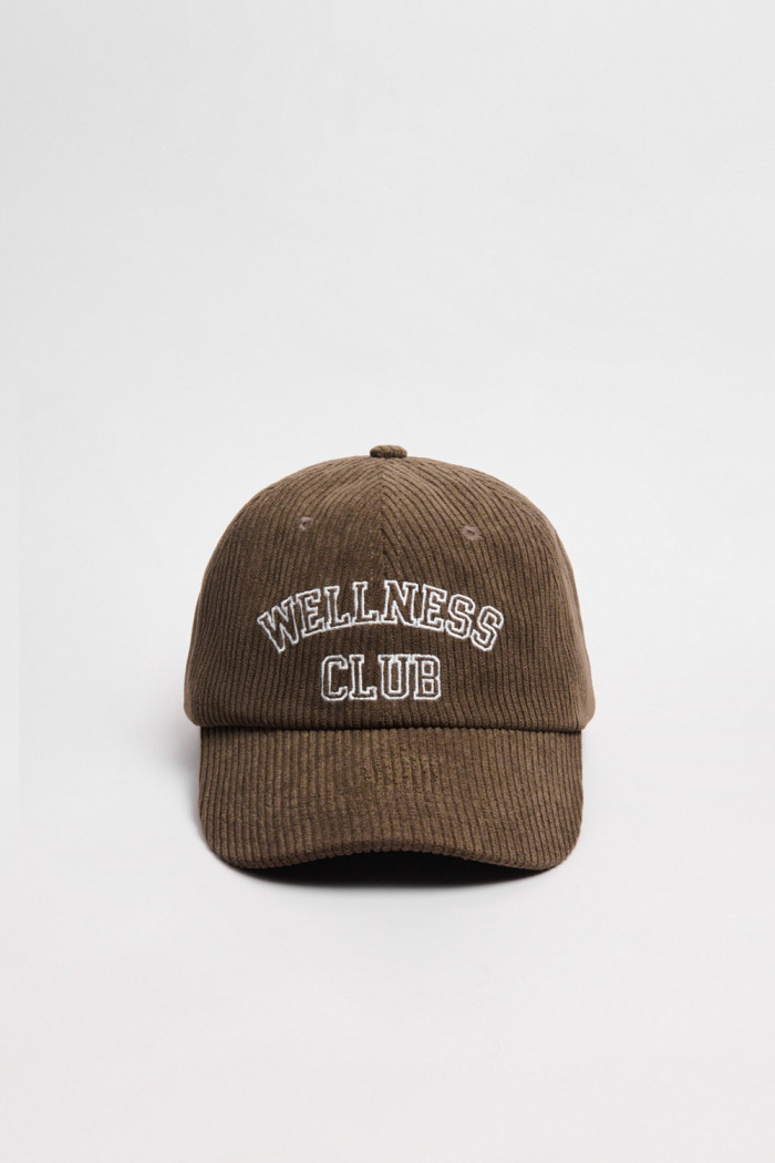 Gorra beisbolera color café con refuerzo, sistema de cierre plástico y con bordado de "Wellness Club".