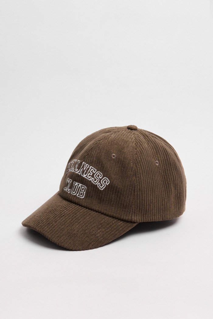 Gorra beisbolera color café con refuerzo, sistema de cierre plástico y con bordado de "Wellness Club".