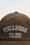 Gorra beisbolera color café con refuerzo, sistema de cierre plástico y con bordado de "Wellness Club".