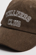 Gorra beisbolera color café con refuerzo, sistema de cierre plástico y con bordado de "Wellness Club".