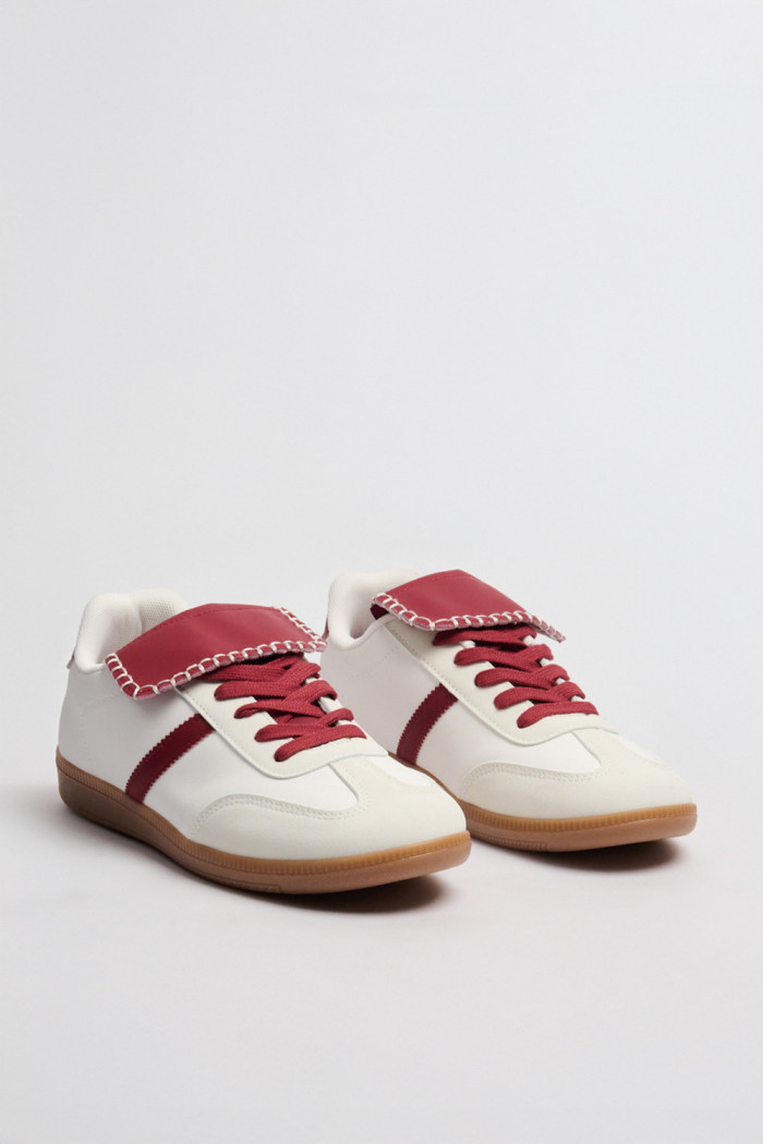 Tenis casuales cremas con lengüetas visibles y cortes

