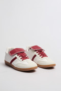 Tenis casuales cremas con lengüetas visibles y cortes
