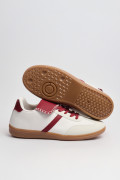 Tenis casuales cremas con lengüetas visibles y cortes

