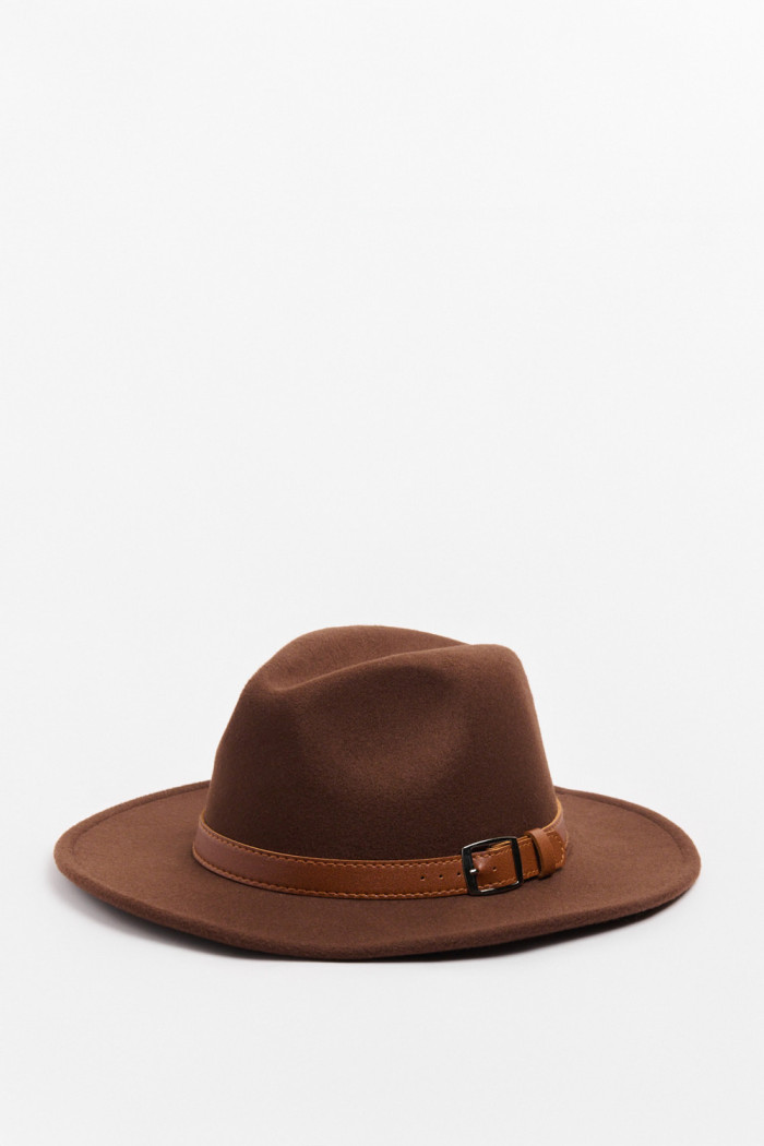 Sombrero fedora café medio con correa en contorno