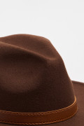 Sombrero fedora café medio con correa en contorno