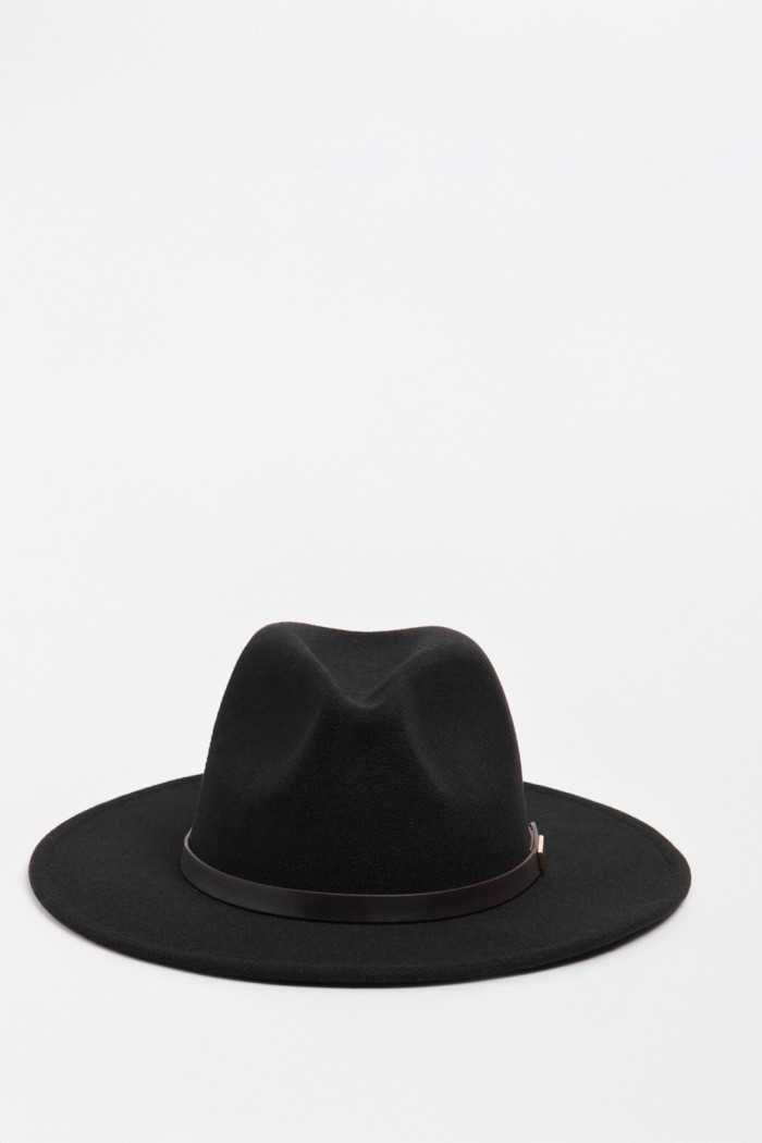 Sombrero fedora negro con correa decorativa en contorno