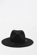 Sombrero fedora negro con correa decorativa en contorno