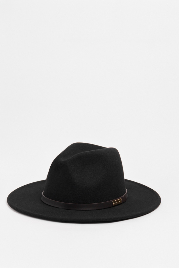 Sombrero fedora negro con correa decorativa en contorno