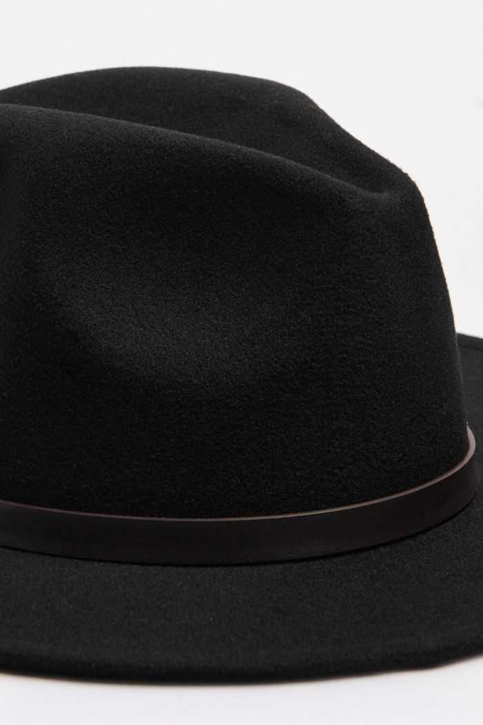 Sombrero fedora negro con correa decorativa en contorno