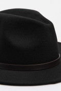 Sombrero fedora negro con correa decorativa en contorno
