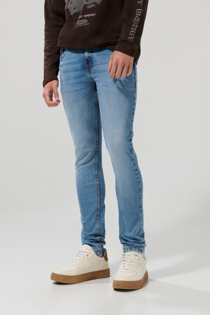 Jean azul medio skinny ceñido con tiro bajo y bolsillos
