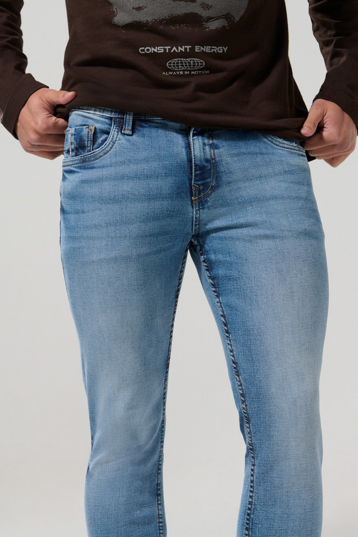 Jean azul medio skinny ceñido con tiro bajo y bolsillos