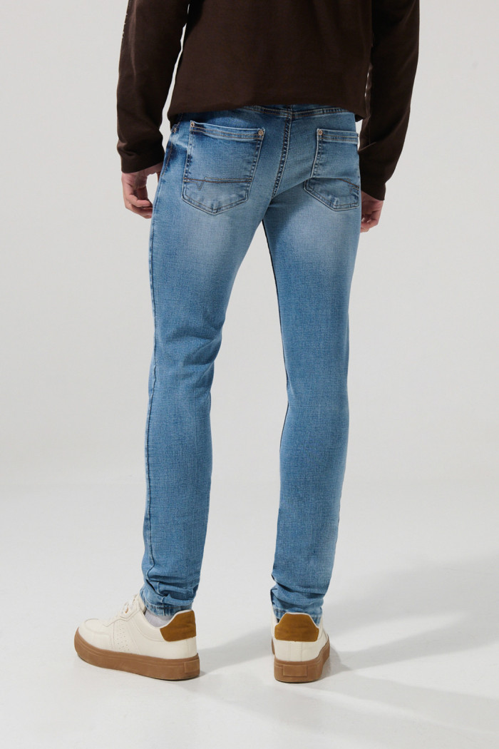 Jean azul medio skinny ceñido con tiro bajo y bolsillos