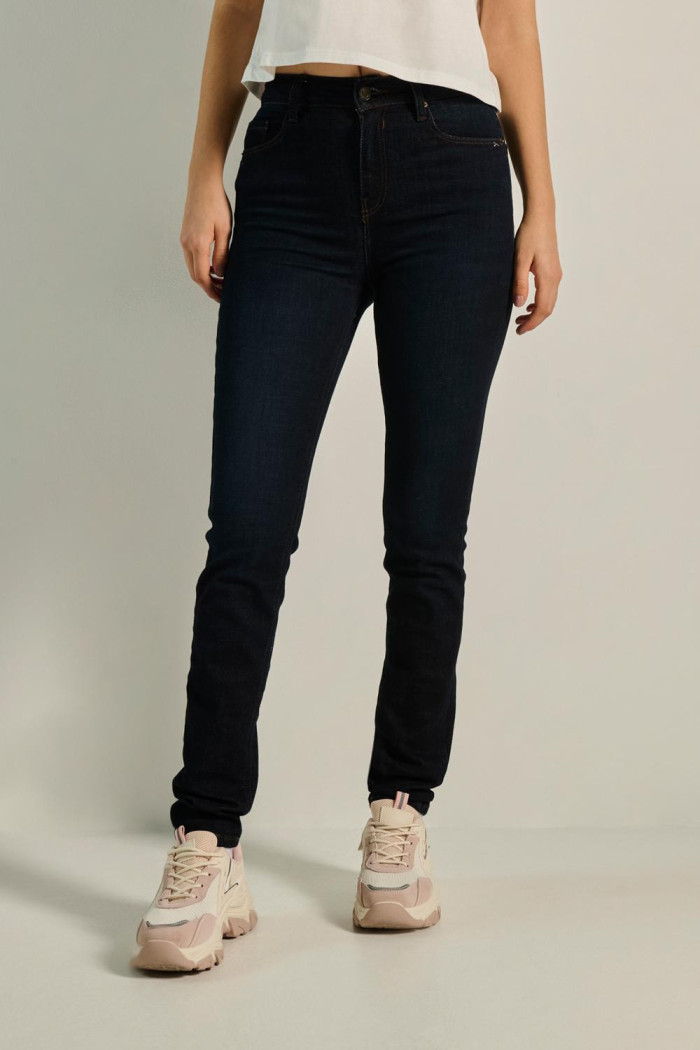 Jean jegging azul intenso con 5 bolsillos y tiro alto