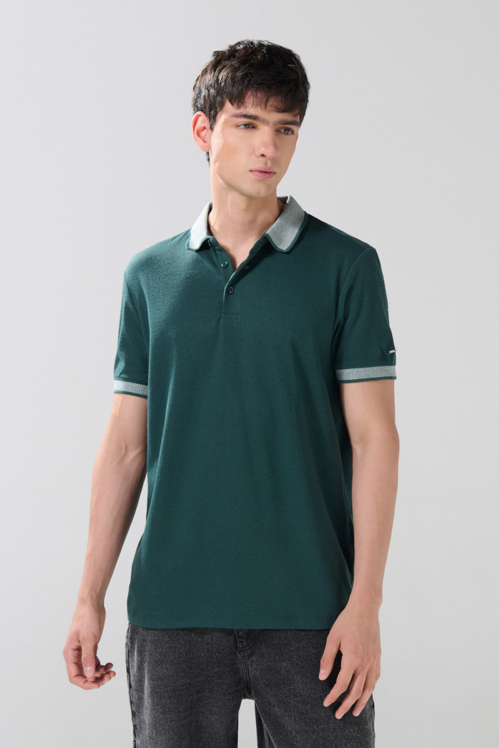 Camiseta polo unicolor manga corta con botones en frente