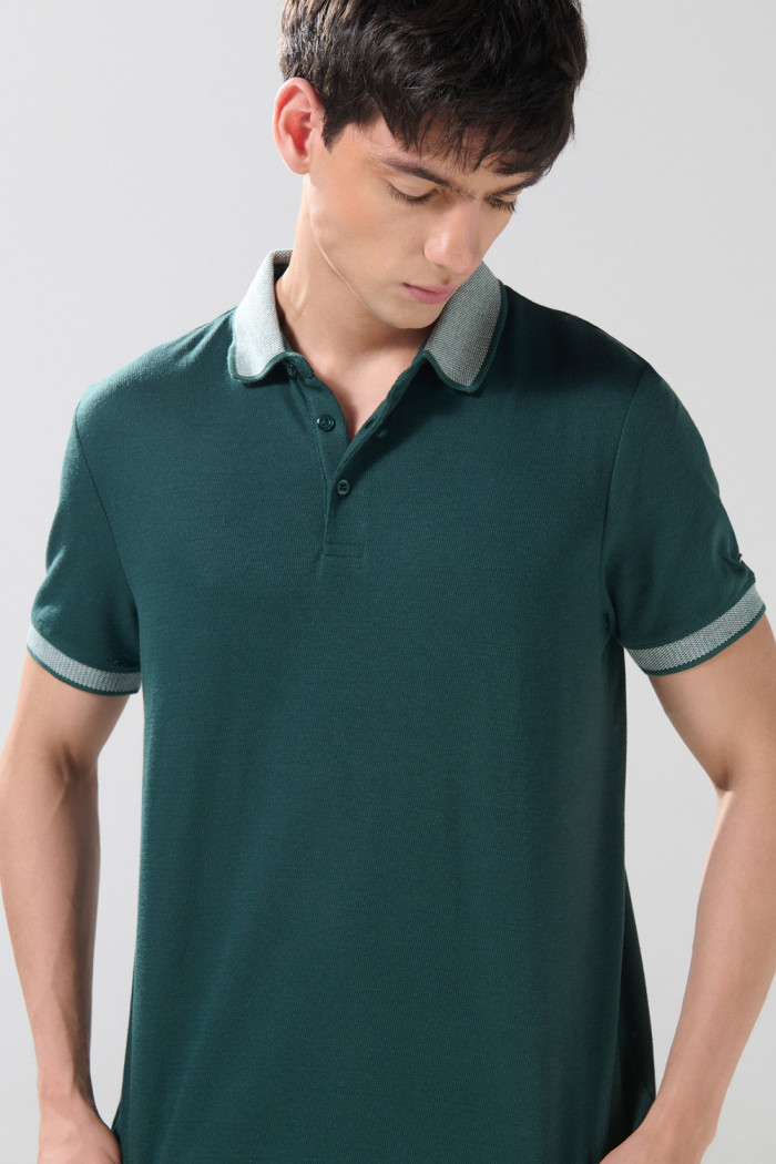 Camiseta polo unicolor manga corta con botones en frente