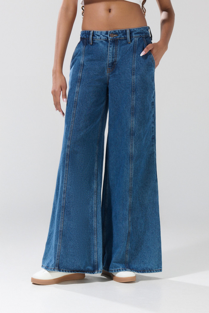 Jean azul palazzo con tiro medio, bota ancha y bolsillos