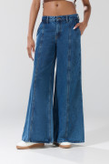 Jean azul palazzo con tiro medio, bota ancha y bolsillos