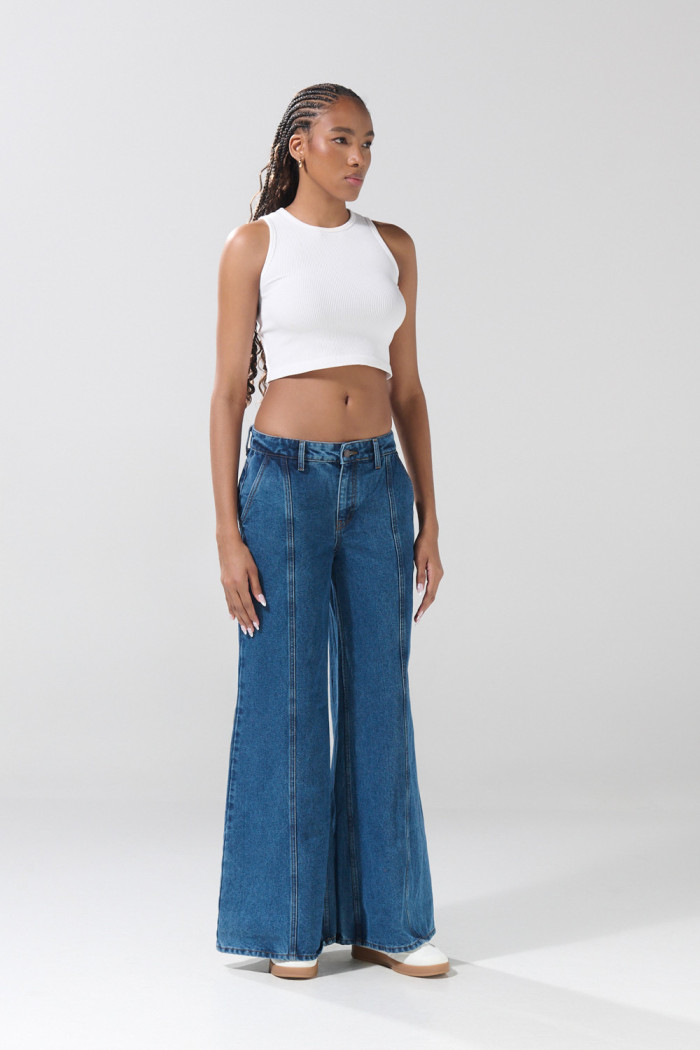 Jean azul palazzo con tiro medio, bota ancha y bolsillos