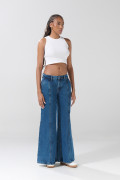 Jean azul palazzo con tiro medio, bota ancha y bolsillos