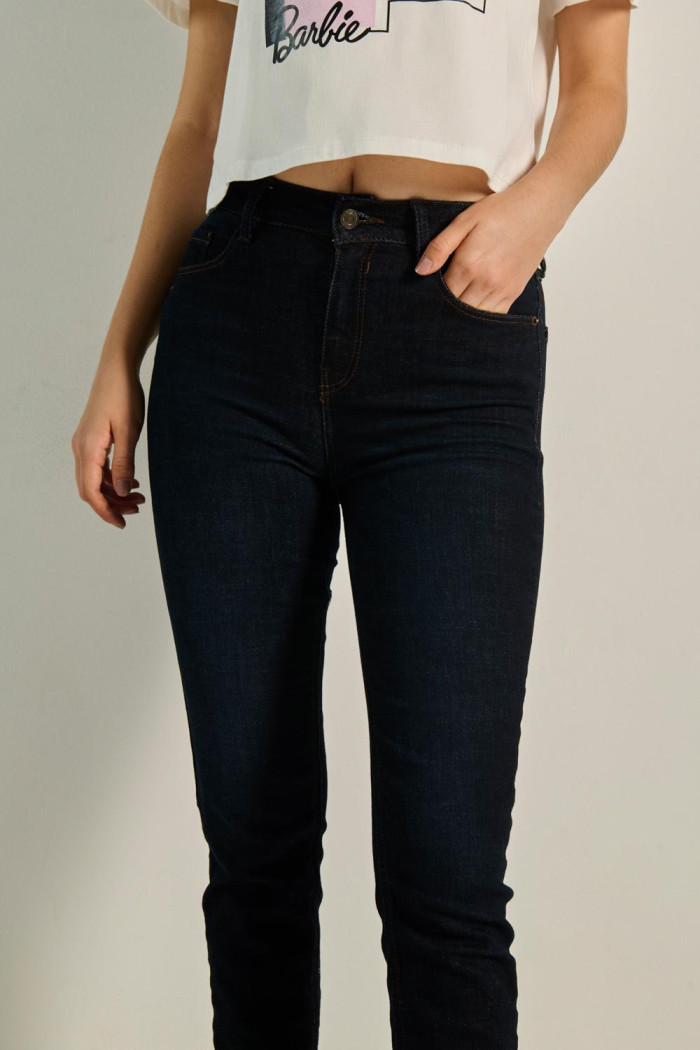 Jean jegging azul intenso con 5 bolsillos y tiro alto
