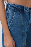 Jean azul palazzo con tiro medio, bota ancha y bolsillos