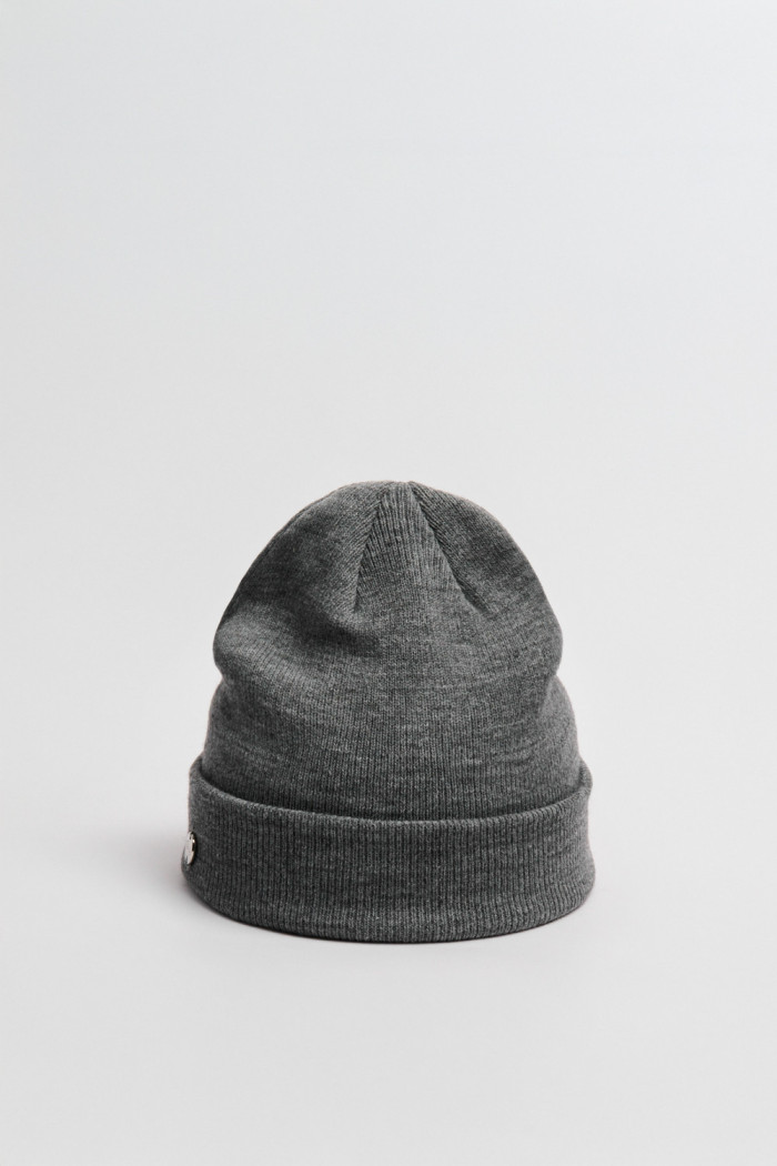 Gorro unicolor tejido con texturas de canal