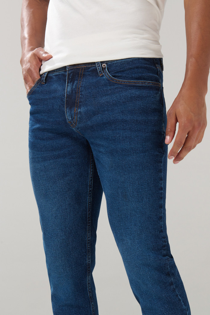 Jean ajustado tiro bajo slim azul oscuro con 5 bolsillos