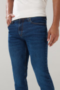 Jean ajustado tiro bajo slim azul oscuro con 5 bolsillos
