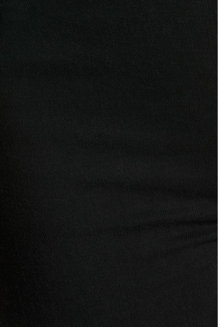 Jean negro tipo jegging ajustado con tiro alto y bolsillos